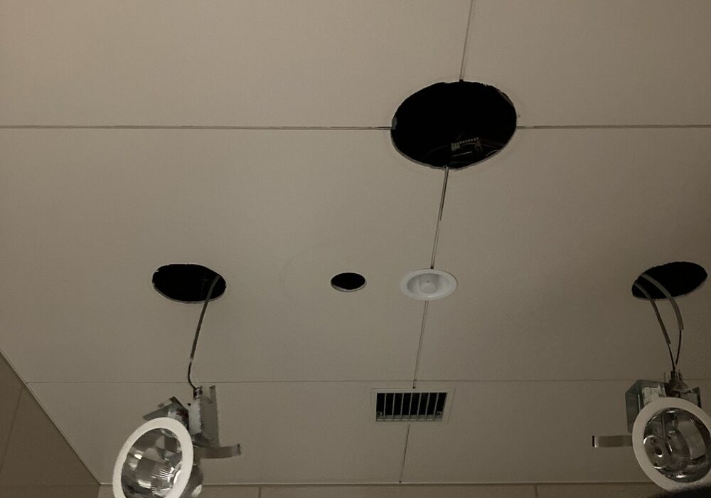 壁に穴を開けた