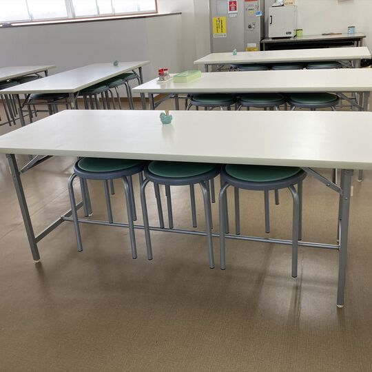 食堂テーブル