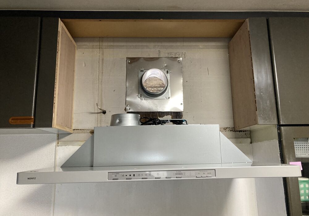 レンジフードリフォーム中
