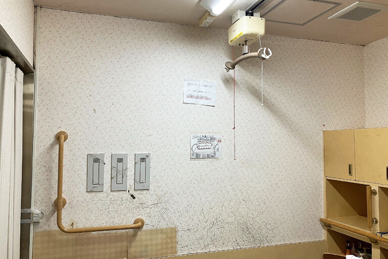 壁のクロス張り替え工事前